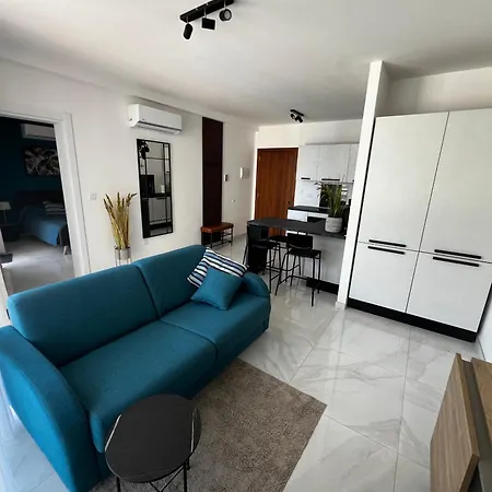 Seaview Three-o-two Apartment