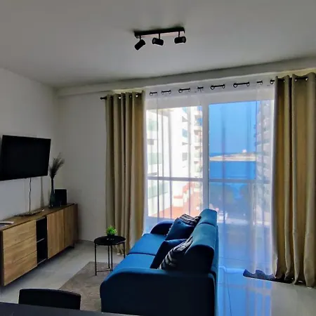 Seaview Three-o-two דירה *